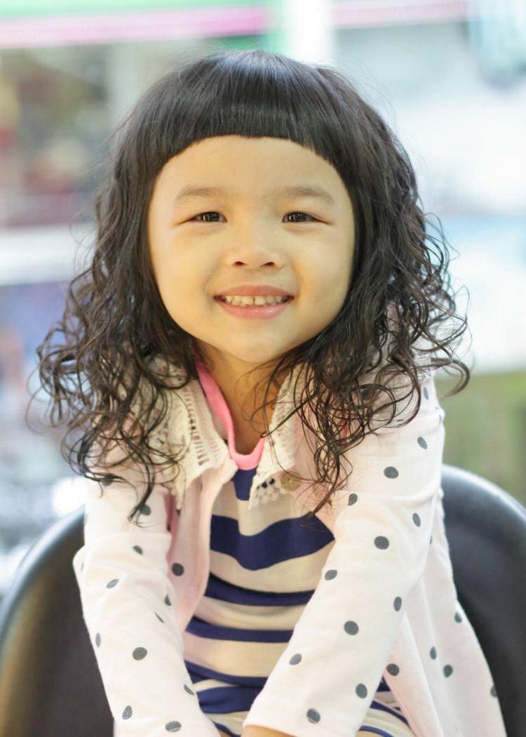 小女孩儿可爱长卷发